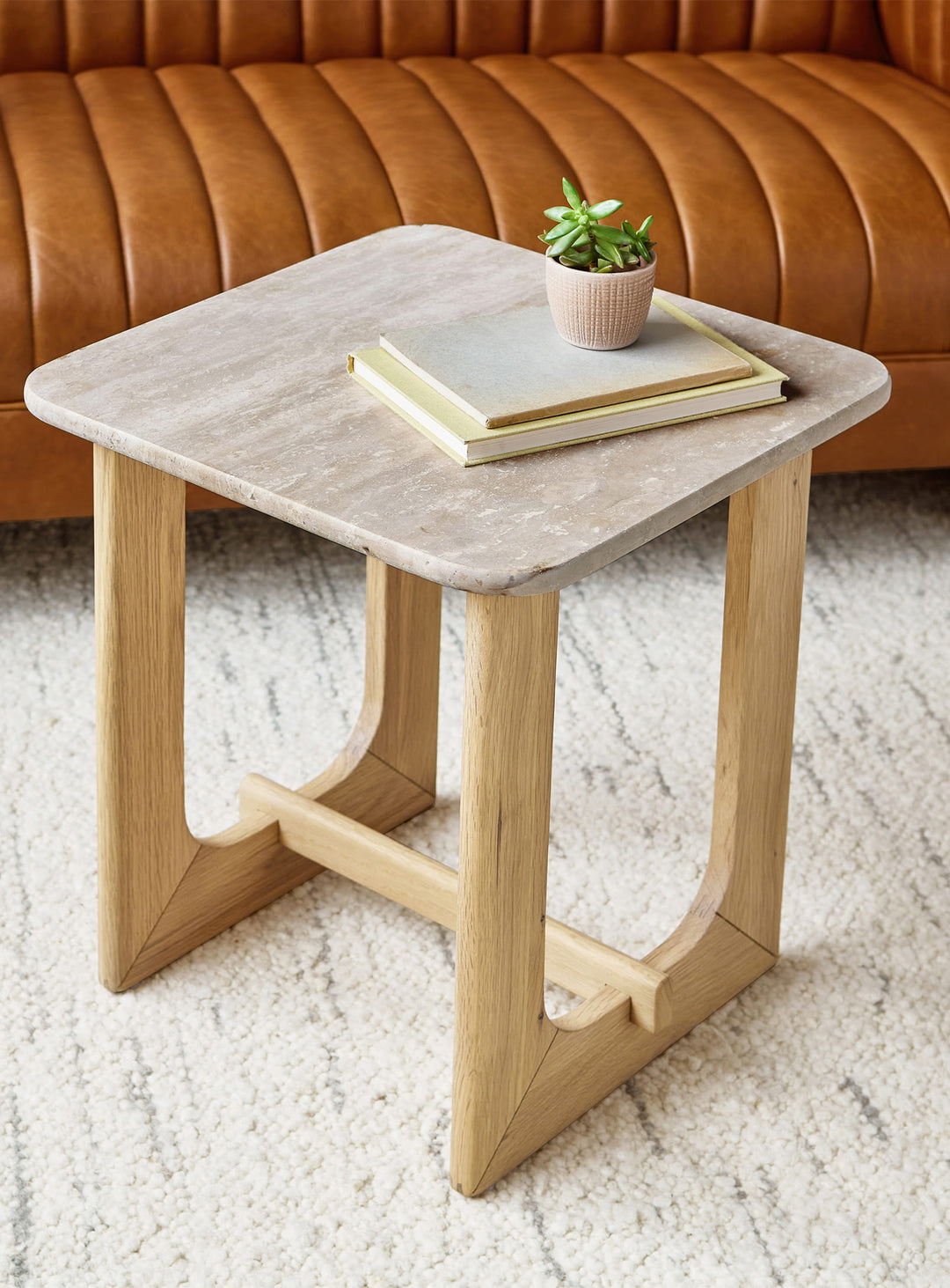 Offrez charme et praticité à votre salon avec la table d’appoint Portico de Gus* Modern. Chene.