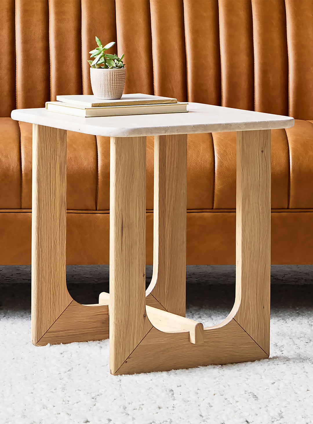 La table d’appoint Portico de Gus* Modern : veinage unique et finition raffinée. Chene.