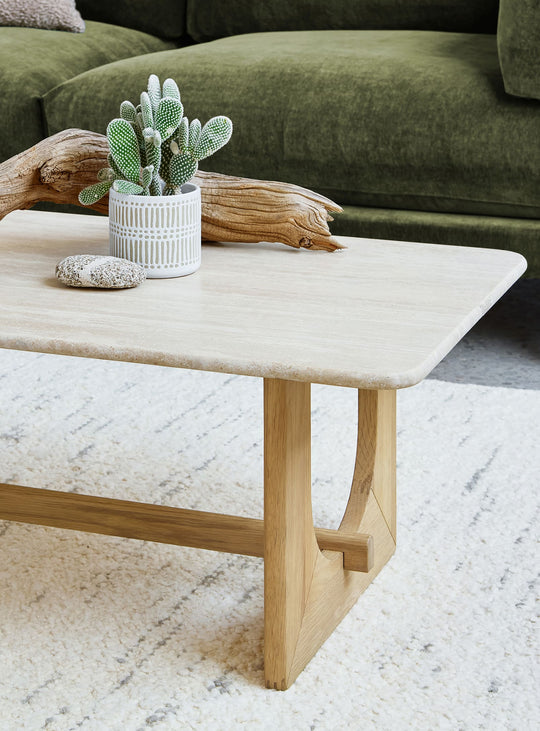 Chaque table à café Portico de Gus* Modern est unique grâce au plateau en travertin. Chene.