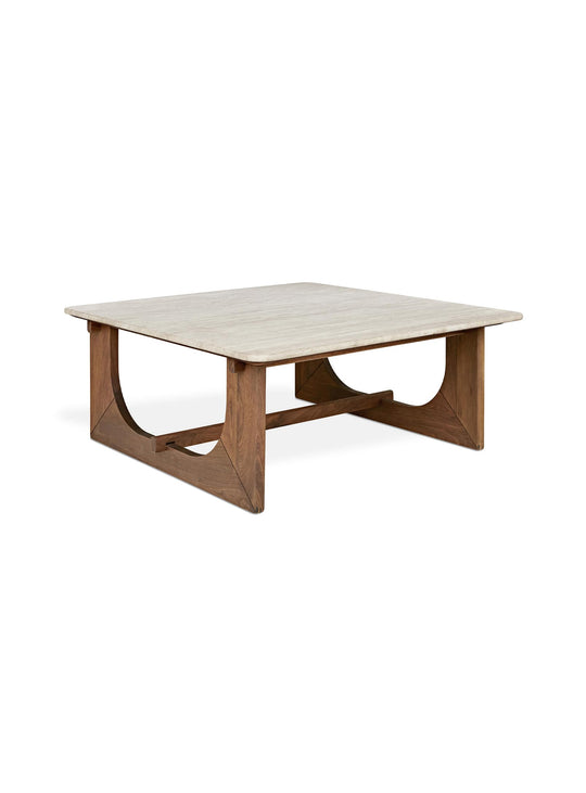 La table à café Portico de Gus* Modern : veinage minéral et design raffiné. Noyer.