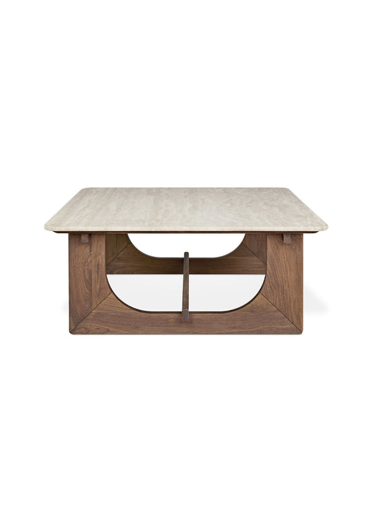 Bois massif et pierre naturelle définissent la table à café Portico de Gus* Modern. Noyer.