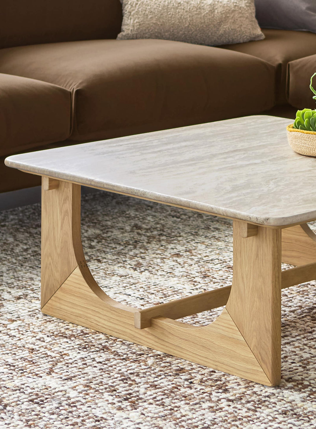 Offrez authenticité et élégance avec la table à café Portico de Gus* Modern. Chene.