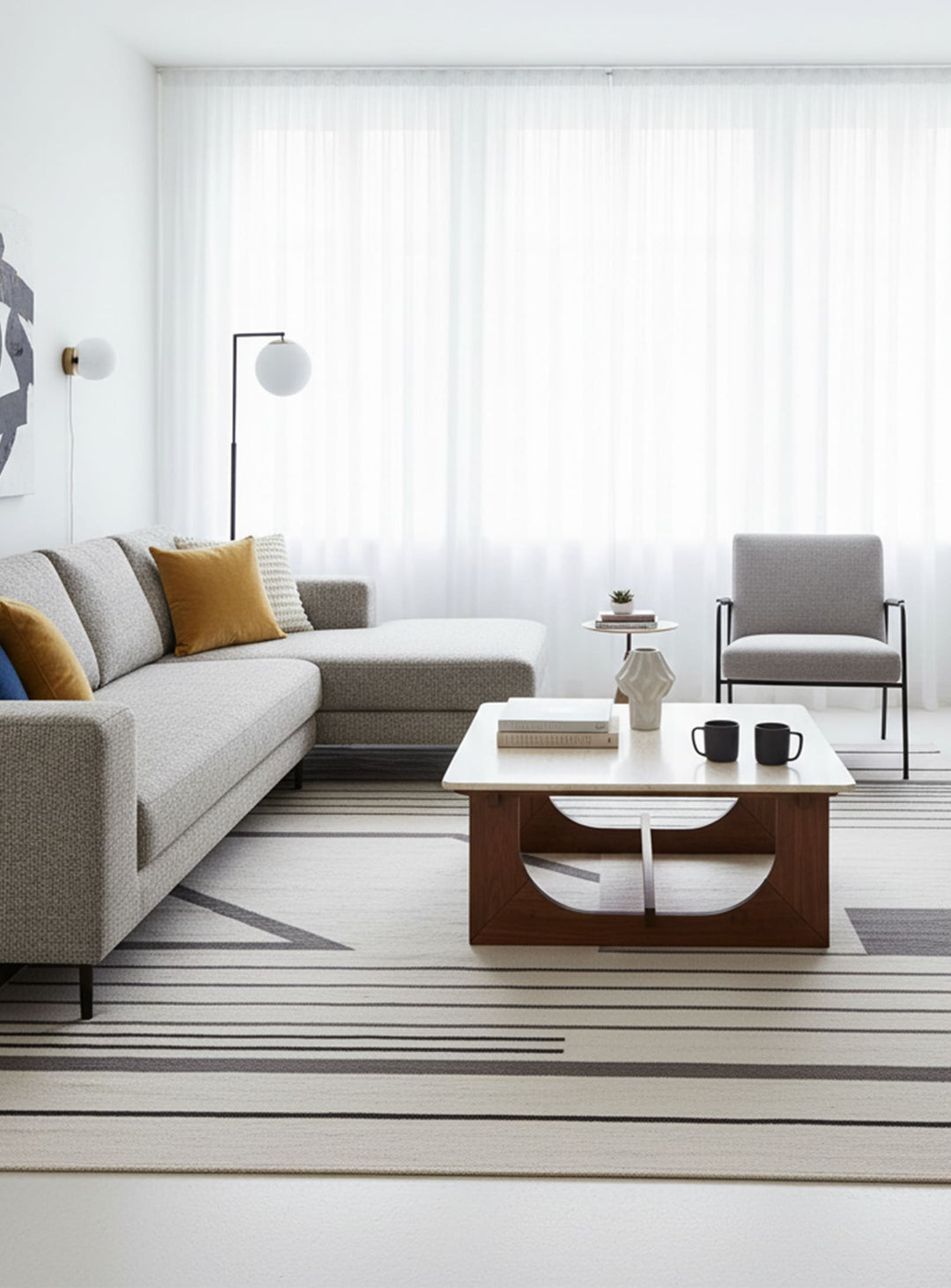 La table à café Portico de Gus* Modern : parfaite pour salon moderne ou classique. Noyer.