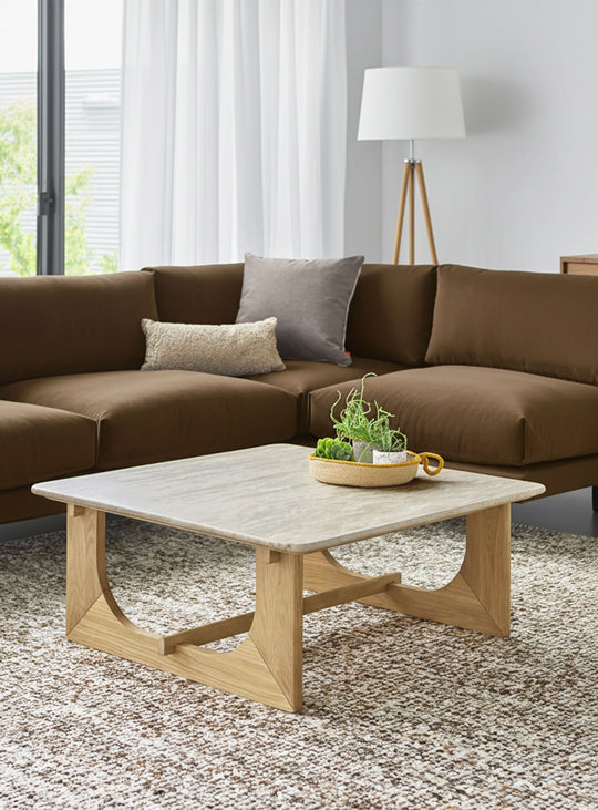 Design raffiné et matériaux nobles caractérisent la table à café Portico de Gus* Modern. Chene.