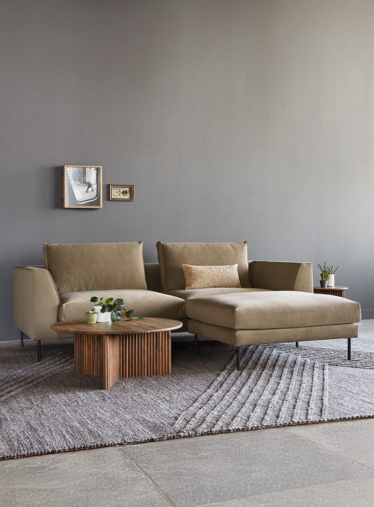 Sofa bi-sectionnel Gus* Modern Renfrew, design léger et confort profond. Merino Mocha