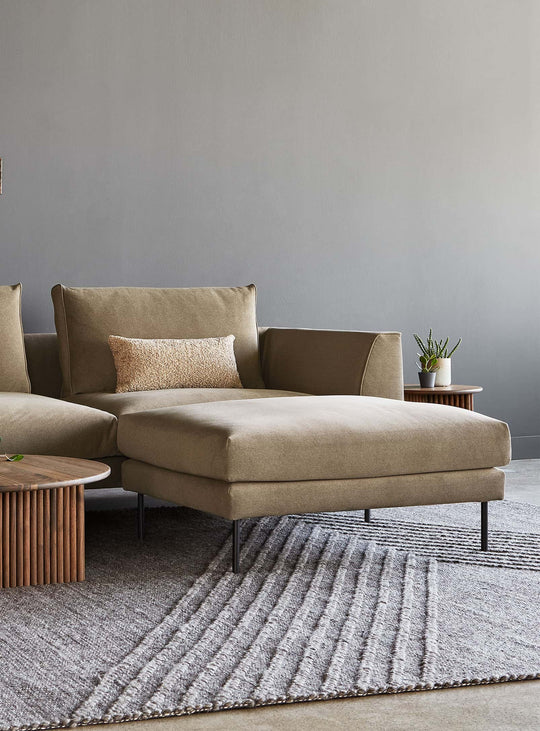 Ottoman Gus* Modern Renfrew, lignes épurées et allure flottante. merino Mocha