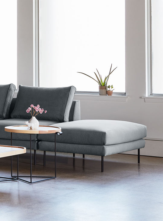 Ottoman Renfrew de Gus* Modern, style léger et rembourrage en plumes. Mersey Skyline