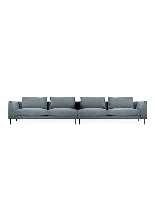 Sofa XL Renfrew de Gus* Modern, longueur exceptionnelle et style raffiné. Mersey Skyline
