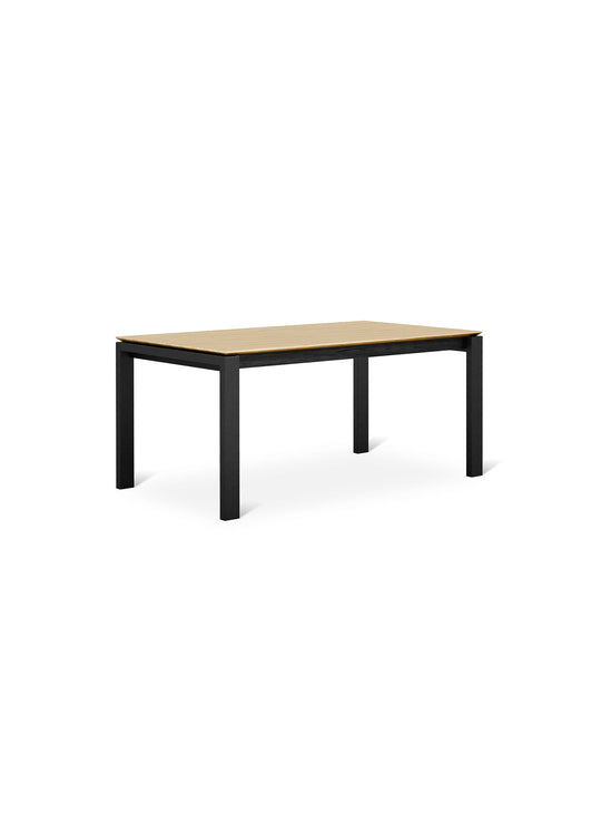 Table à dîner Gus* Modern Revell : une table extensible en chêne ou noyer pensée pour accueillir jusqu’à 10 convives. chene