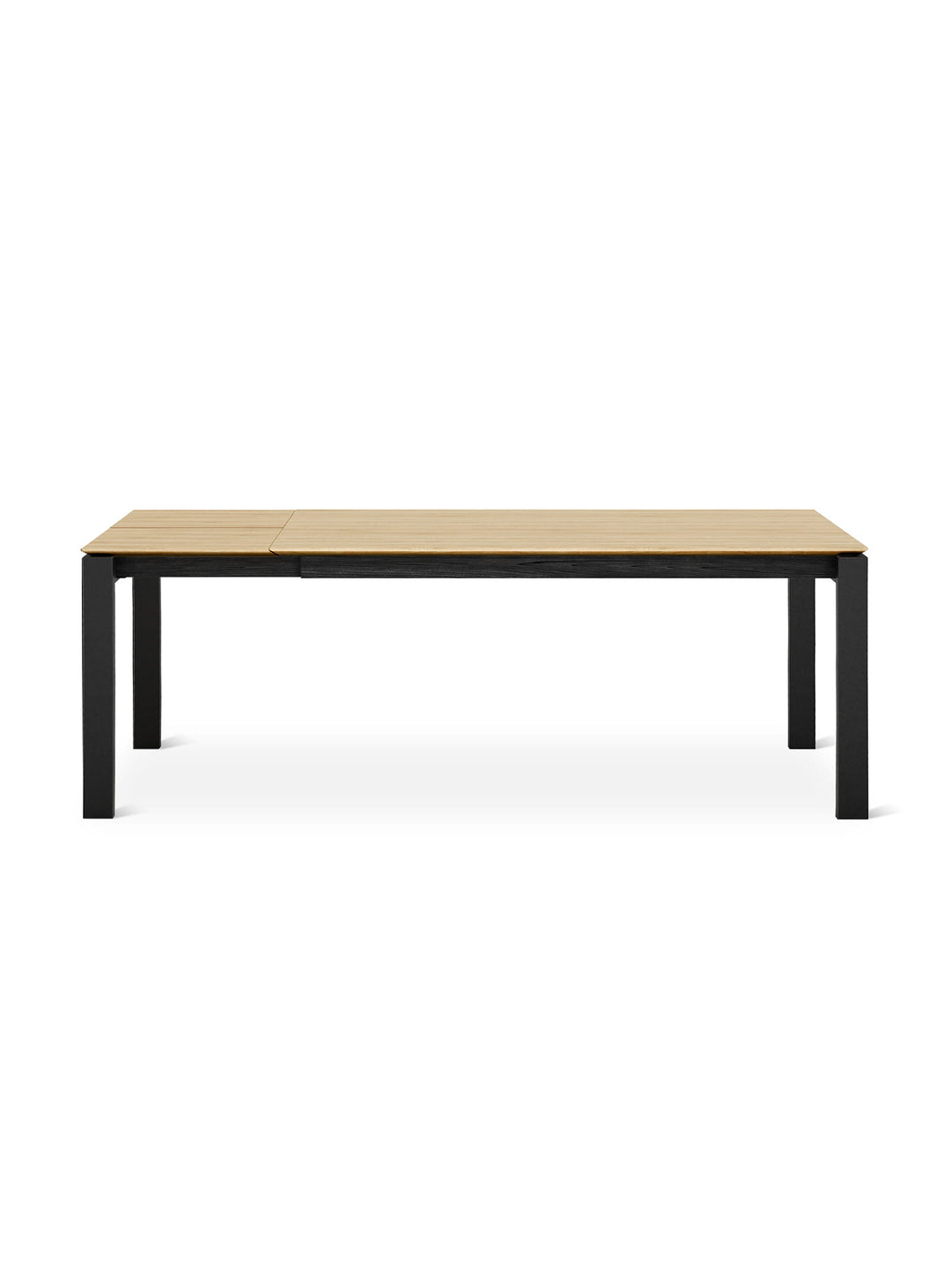 Table à dîner Gus* Modern Revell : un modèle extensible en bois massif qui passe facilement de 6 à 10 places. chene