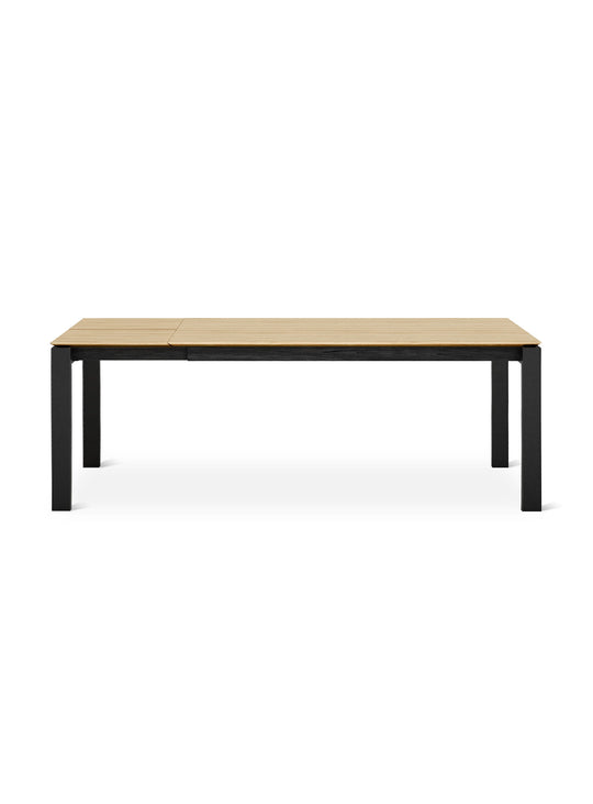 Table à dîner Gus* Modern Revell : un modèle extensible en bois massif qui passe facilement de 6 à 10 places. chene