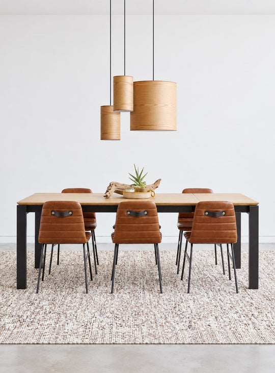 Table à dîner Gus* Modern Revell : un design en bois massif et acier avec extension fluide jusqu’à 103 pouces. chene