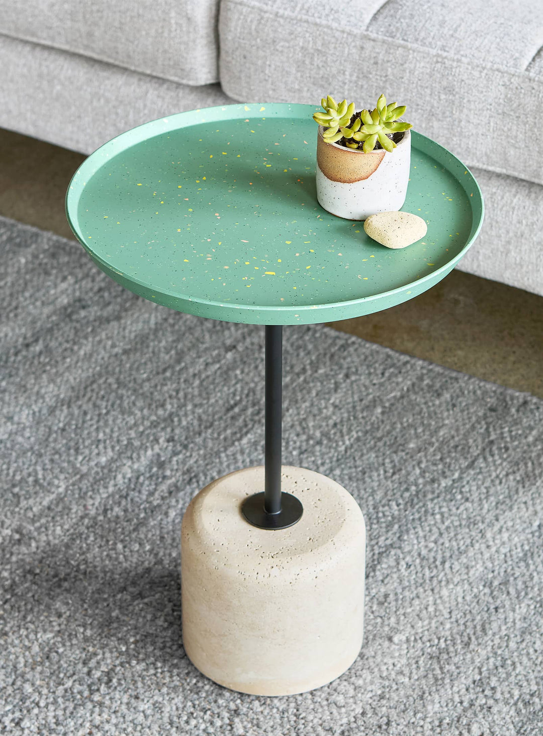 Table Gus* Modern Agency : un design sculptural avec plateau en marc de café recyclé et base en travertin. robusta