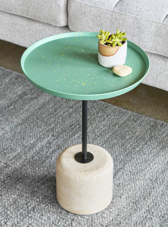 Table Gus* Modern Agency : un design sculptural avec plateau en marc de café recyclé et base en travertin. robusta
