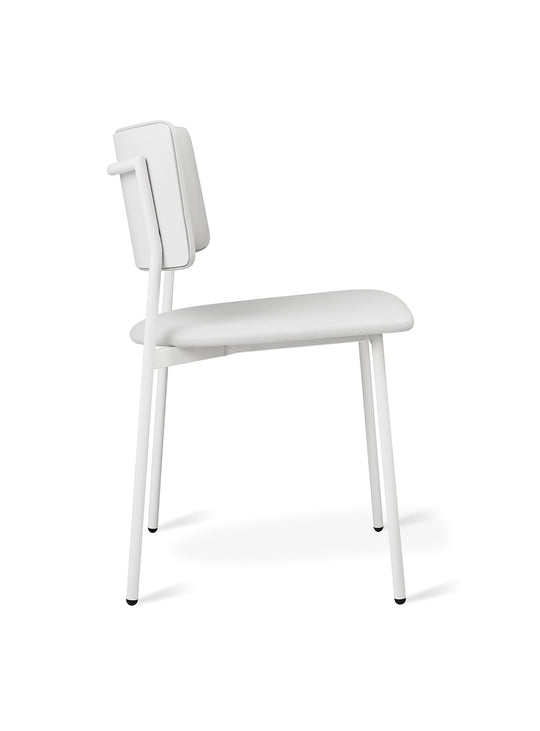 Chaise à dîner Signal Gus* Modern, silhouette ergonomique et proportions équilibrées. putty
