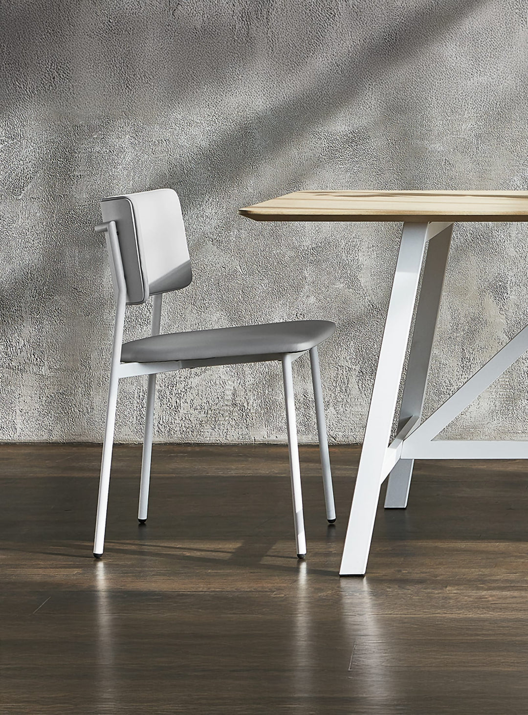 Chaise à dîner Signal de Gus* Modern, design contemporain et confort sculptural. putty