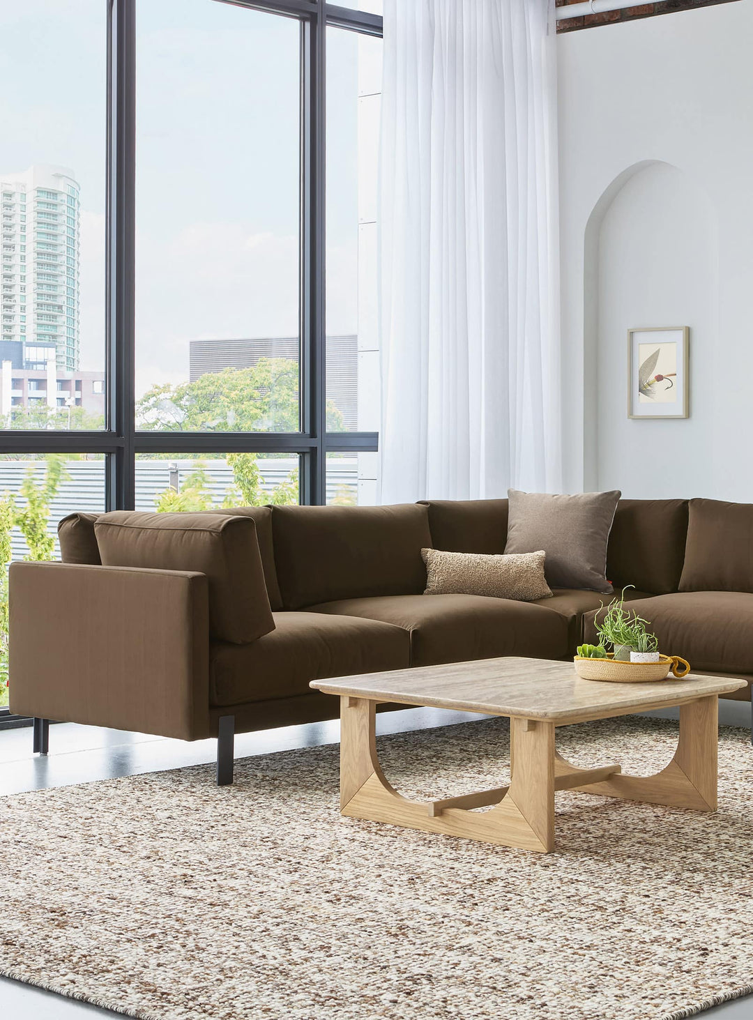 Sofa sectionnel Silverlake de Gus* Modern : design scandinave et confort écoresponsable. velvet cocoa