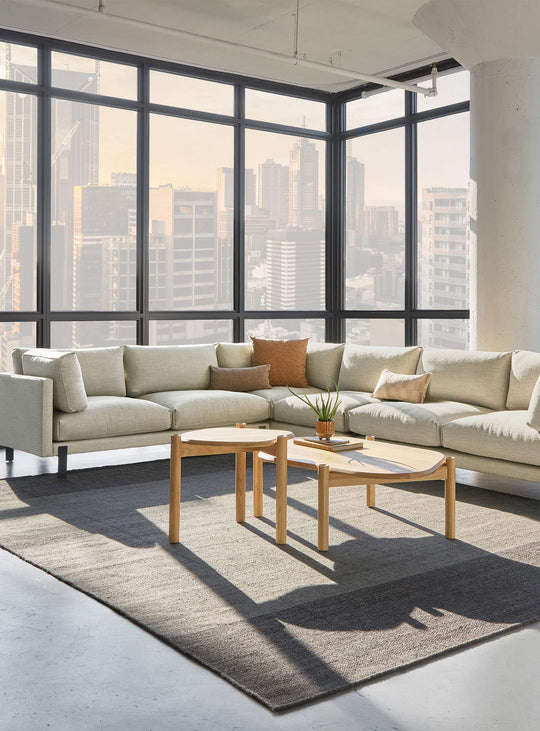 Sofa sectionnel Silverlake XL de Gus* Modern : design scandinave et confort durable. Sutton canvas