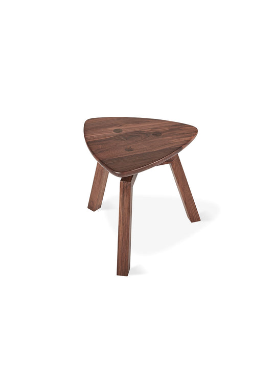 Gus* Modern Solana : table d’appoint en bois massif raffinée. noyer