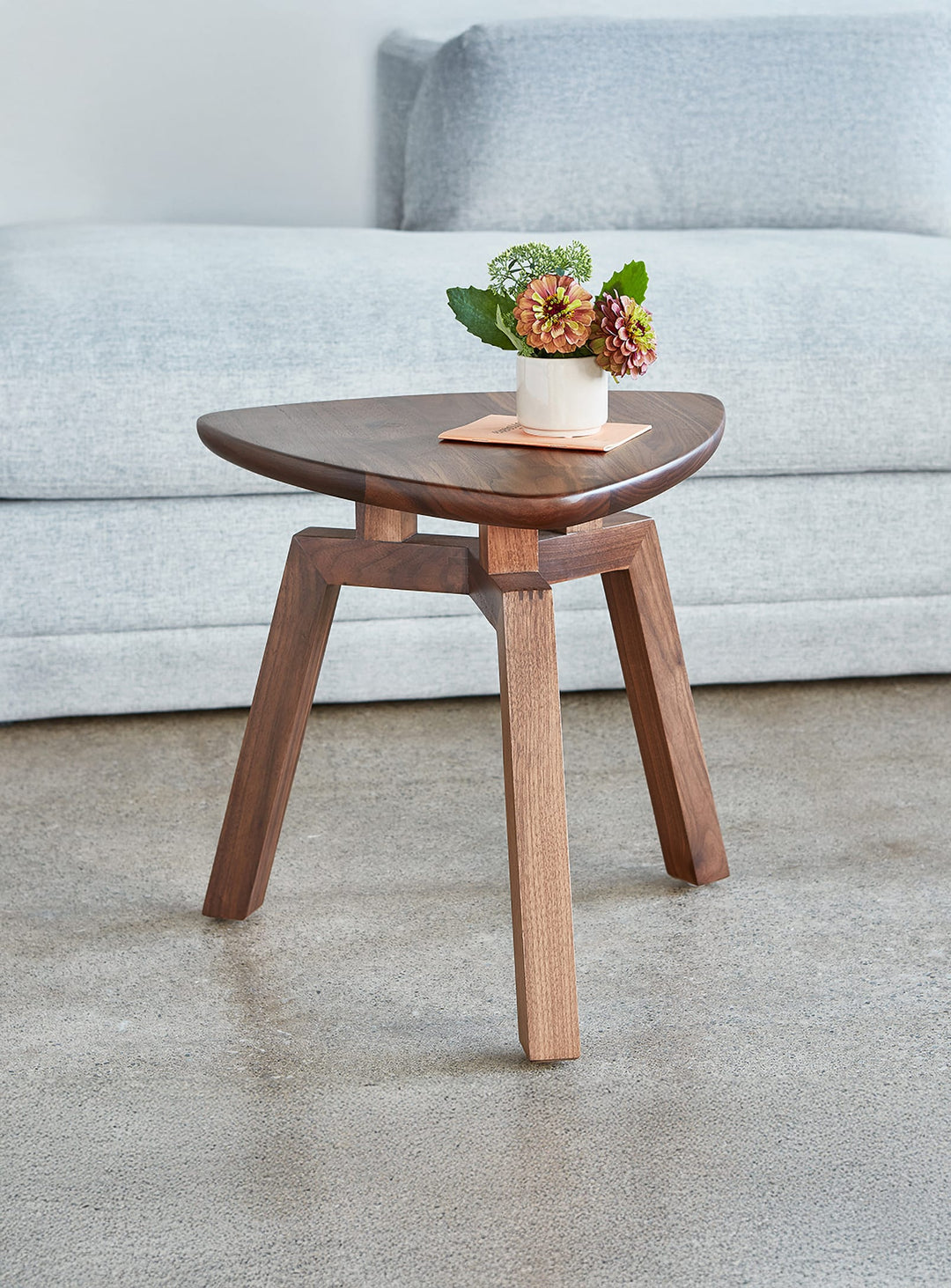 Table d’appoint Solana Gus* Modern : élégance et artisanat. noyer