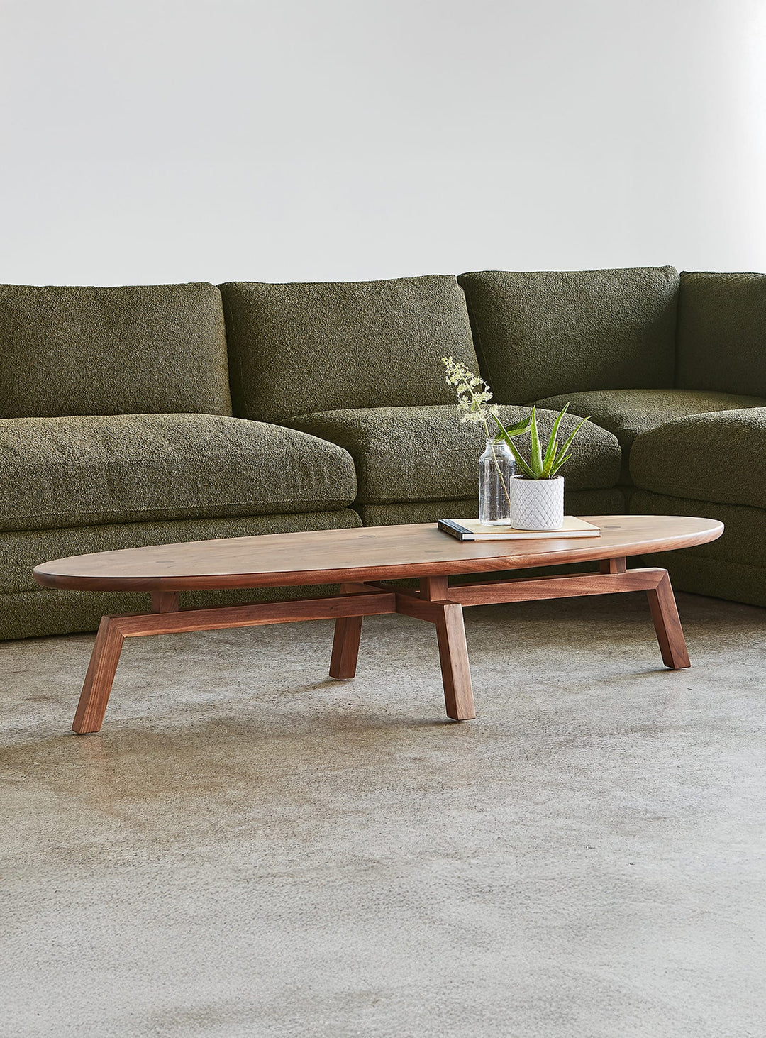 Table à café ovale Solana Gus* Modern : élégance en bois massif. noyer