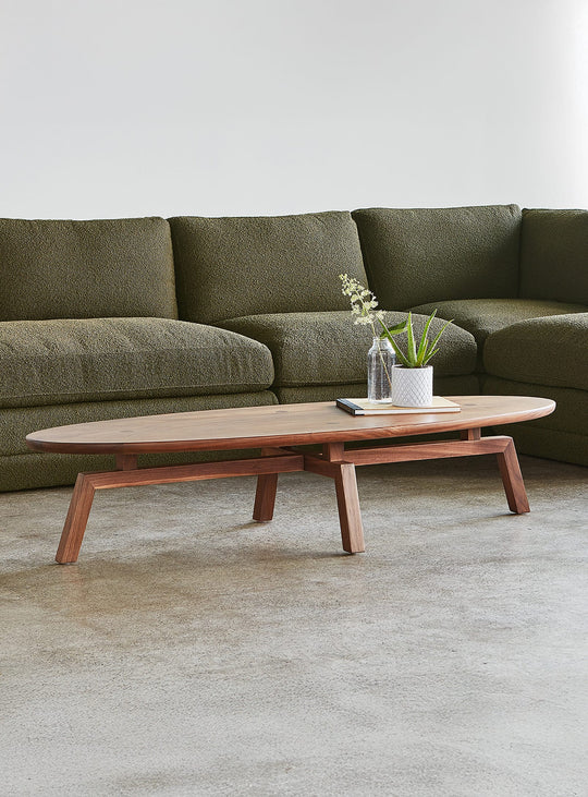 Table à café ovale Solana Gus* Modern : élégance en bois massif. noyer