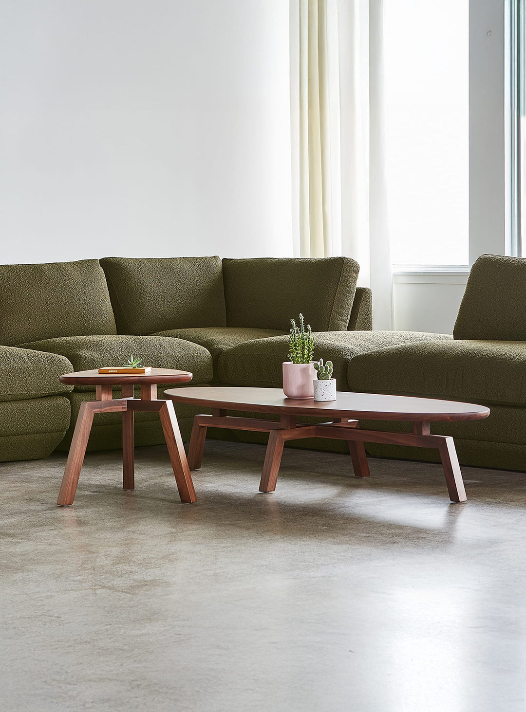 Gus* Modern Solana : table à café ovale moderne et chaleureuse. noyer