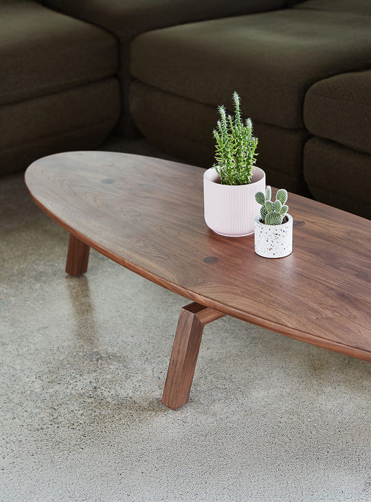 Table à café Solana de Gus* Modern : artisanat d’exception et courbes élégantes. noyer