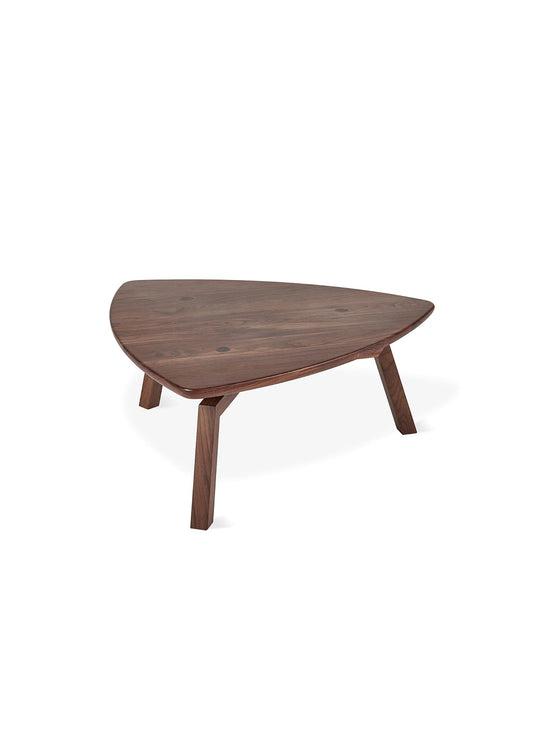 Table à café triangulaire Solana Gus* Modern : design organique et intemporel. noyer