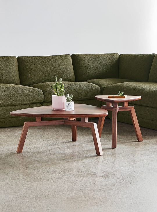 Solana Gus* Modern : table à café triangulaire moderne au style rétro. noyer