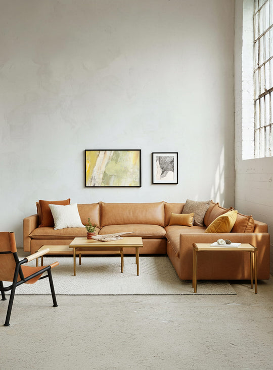 Sofa bi-sectionnel Sola de Gus* Modern, PET recyclé et confort durable. cuir raleigh chestnut