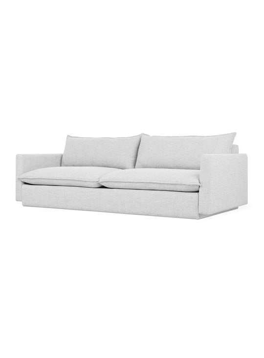 Sofa Sola de Gus* Modern, coutures françaises et design raffiné. maberly dove