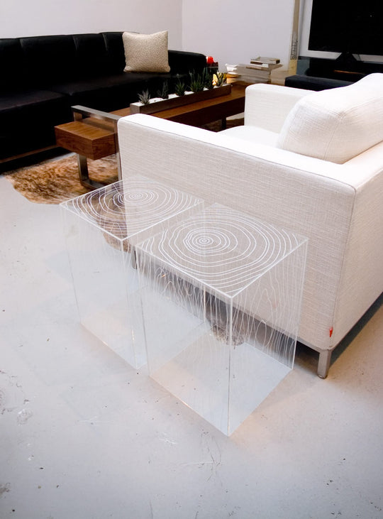 Table d’appoint Timber de Gus* Modern : fusion du bois naturel et de l’acrylique.