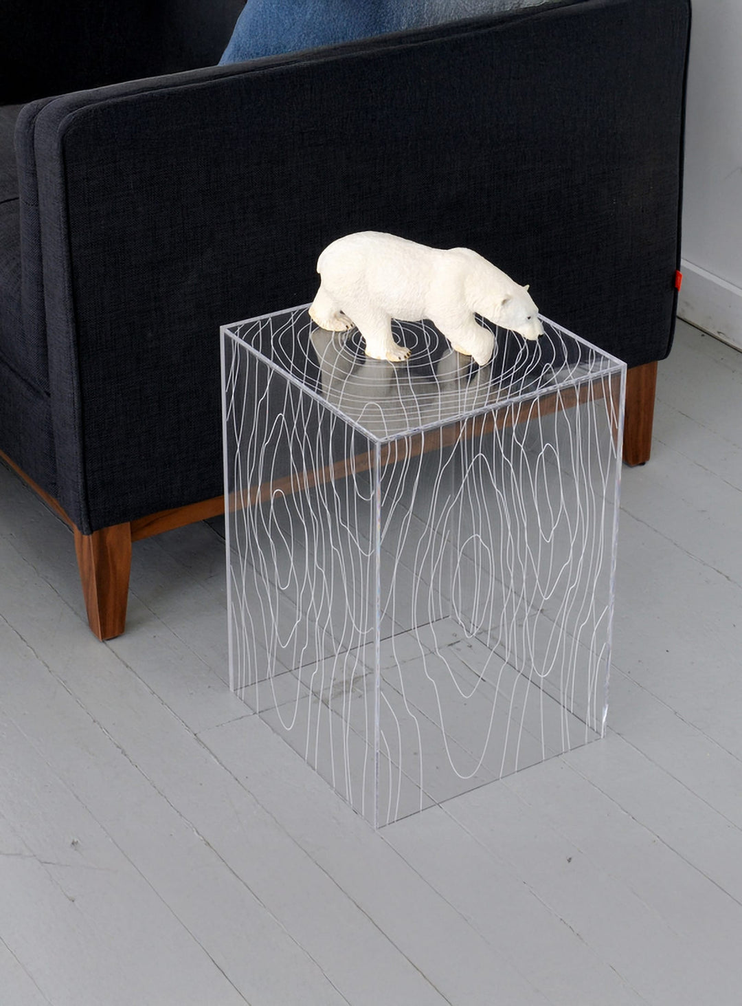 Table d'appoint Timber Gus* Modern : design bois et acrylique transparent.