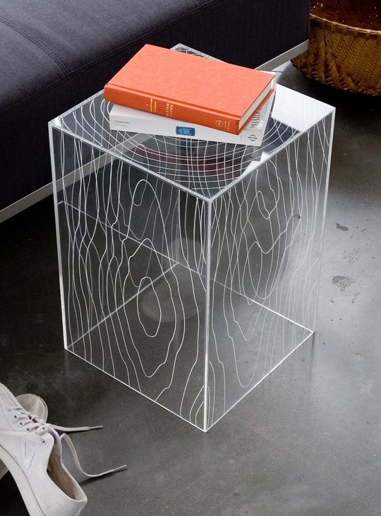 Timber de Gus* Modern : table d'appoint élégante au contraste saisissant. transparente