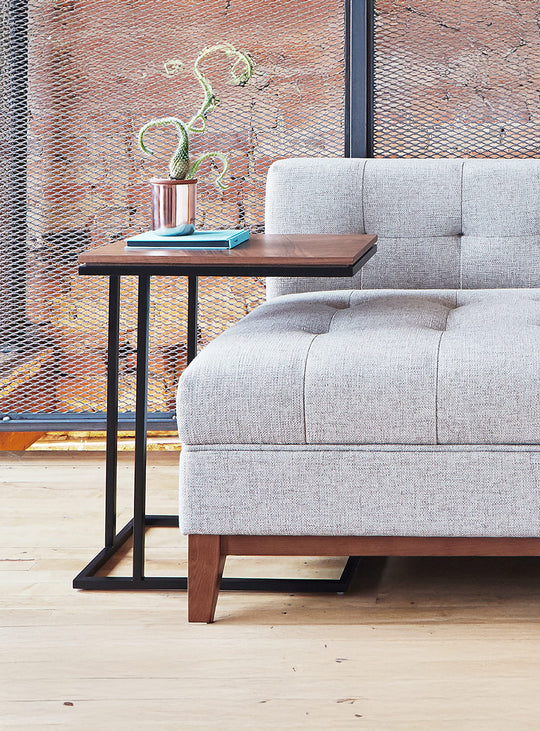 Gus* Modern Tobias : tables de nidification en noyer et acier. noyer