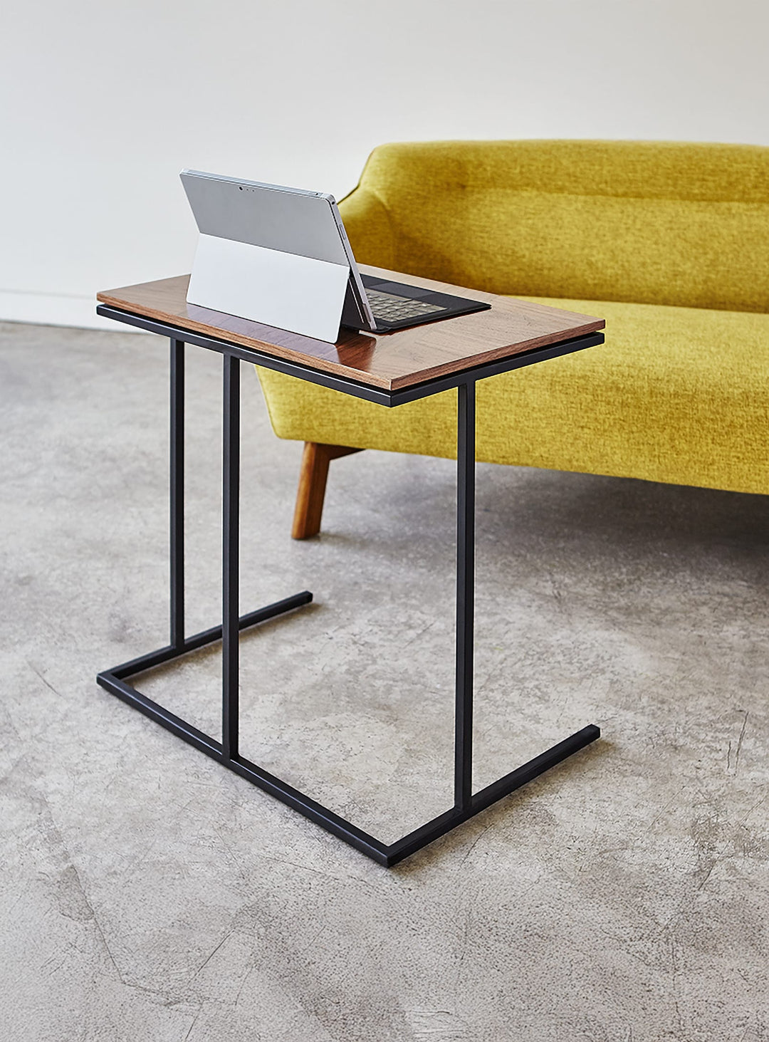Table Tobias Network Gus* Modern : noyer et acier pour un style moderne. noyer