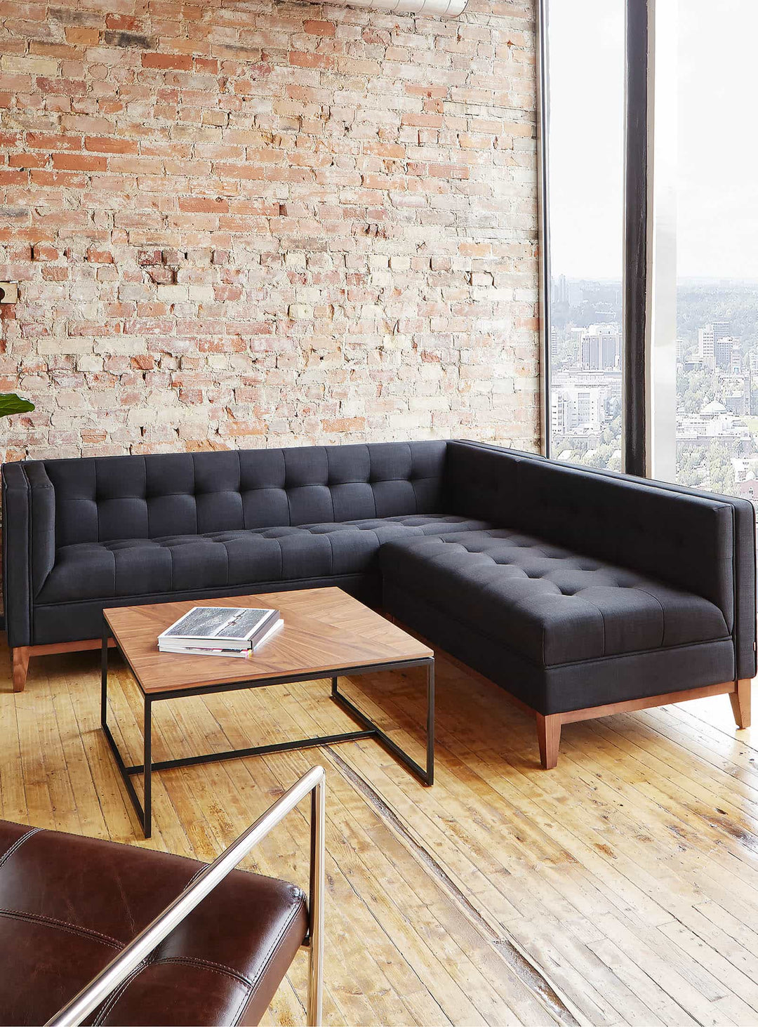 Table à café carré Tobias Gus* Modern : design carré et minimaliste. noyer