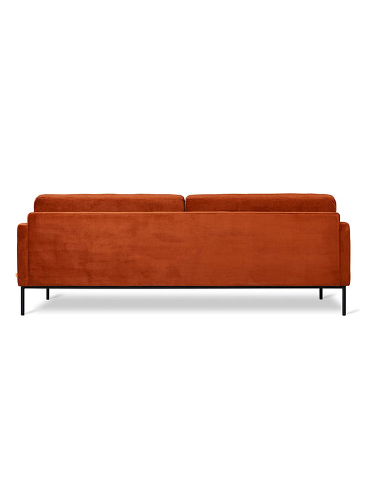 Sofa Gus* Modern Towne, texture tuftée et allure intemporelle. Velvet Russet