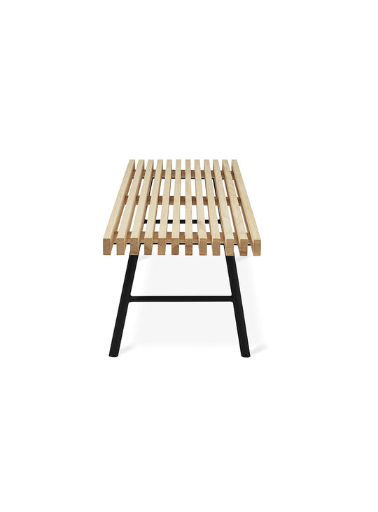 Banc Transit : bois massif, acier robuste et lignes épurées. frene