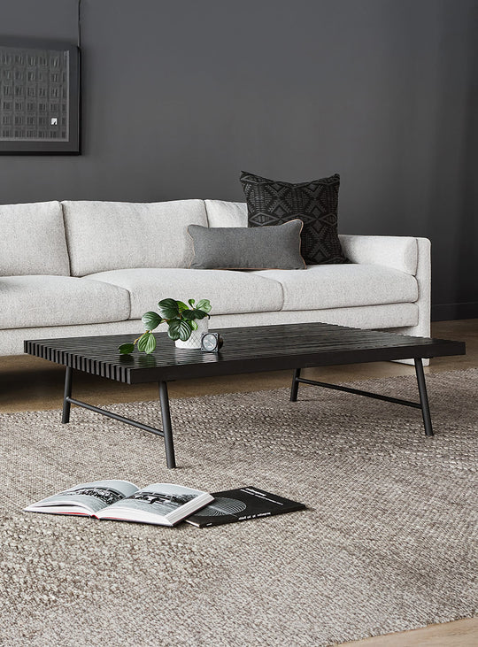 Table à café Transit Gus* Modern : design bas, large et épuré. frene noir