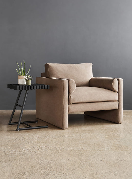Gus* Modern Transit : table d’appoint en bois massif et acier. frene noir