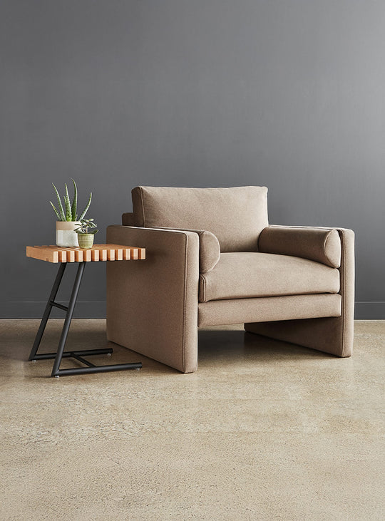 Gus* Modern Transit : table d’appoint en bois massif et acier. frene