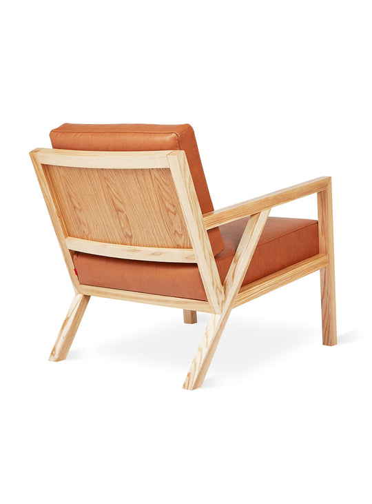Fauteuil Truss de Gus* Modern, design audacieux et allure sophistiquée. cuir vegan cognac