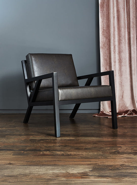 Fauteuil Gus* Modern Truss, design inspiré Sarasota et finition frêne. cuir vegan licorice