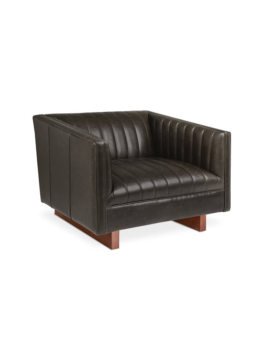 Fauteuil Gus* Modern Wallace : style Chesterfield et confort haut de gamme. Cuir noir.