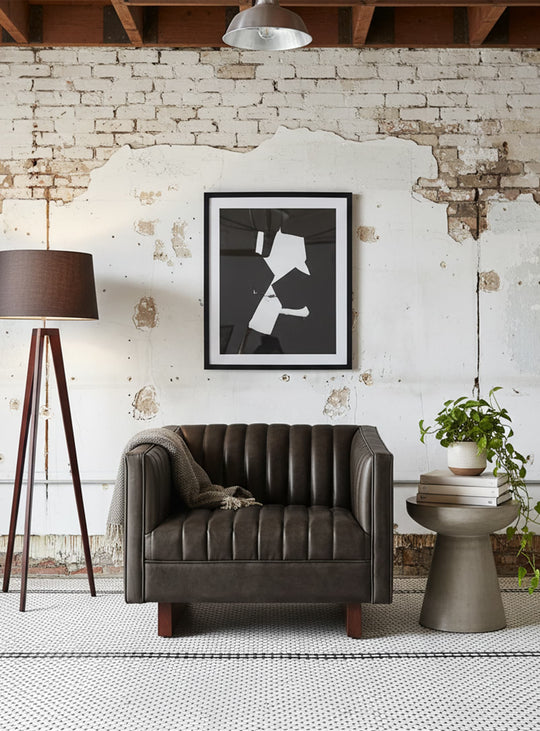 Fauteuil Wallace de Gus* Modern : élégance classique et touche moderne. Cuir noir.