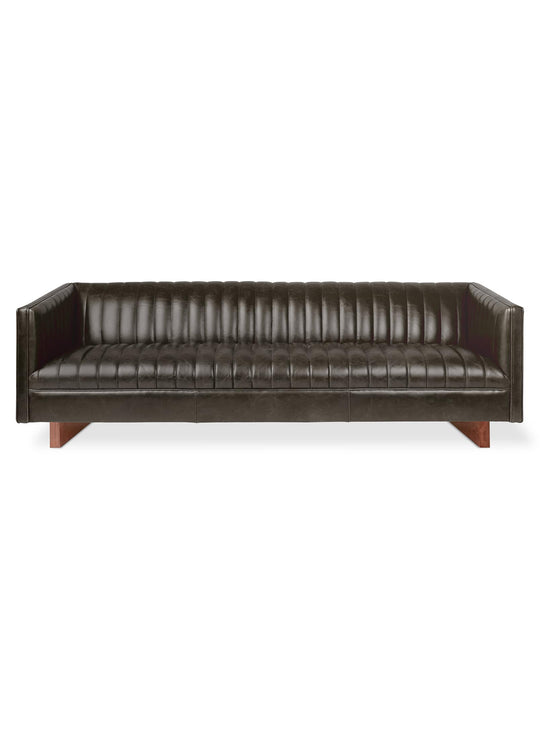 Sofa Wallace de Gus* Modern : cuir cannelé et base en bois élégante. Cuir noir.