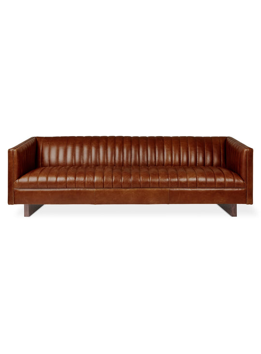 Sofa design Gus* Modern Wallace : charme anglais et touche moderne. Cuir brun.