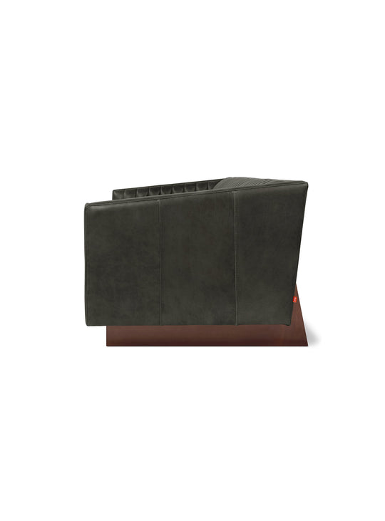 Sofa Wallace Gus* Modern : silhouette Chesterfield et esprit contemporain. Cuir Tucson Char